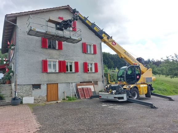 Personenkorb am Haus